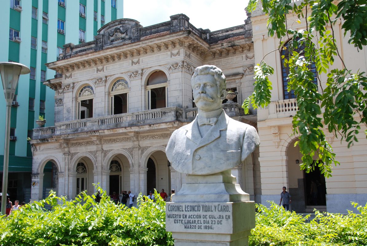 42 Cuba - Santa Clara - Parque Vidal - Statue of Leoncio Vidal with Hotel Santa Clara Libre behind